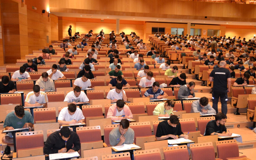 El ejercicio teórico del proceso selectivo para cubrir 30 plazas de bombero se celebra sin incidencias y con 361 aspirantes